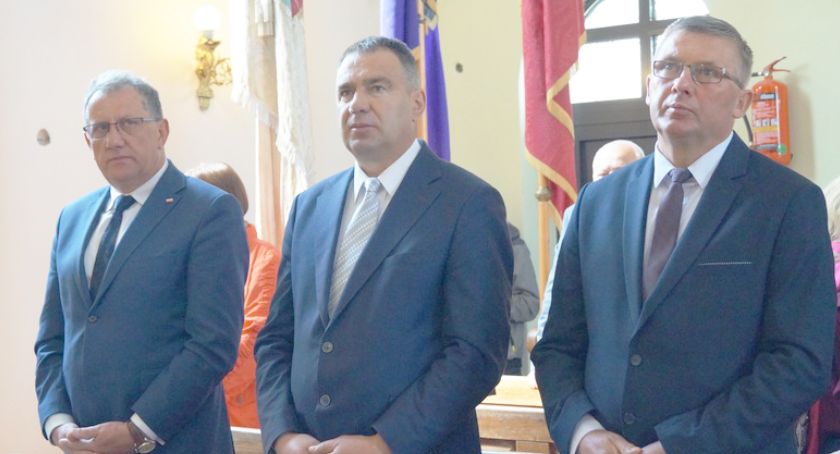 Władza maseczek nosić nie musi?