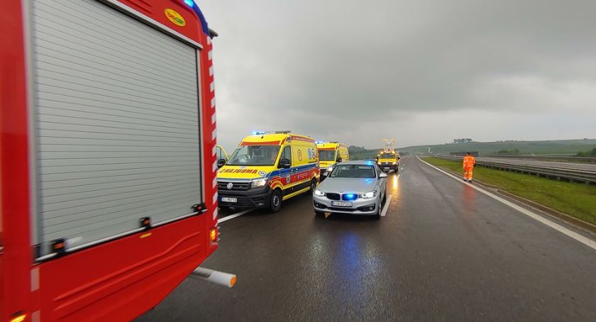 Uderzył w bariery energochłonne na autostradzie