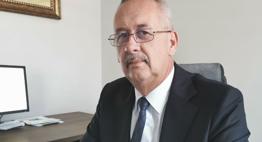 Rozmowa z wójtem gminy Rokietnica Witoldem Szajnym na temat realizowanych inwestycji. 