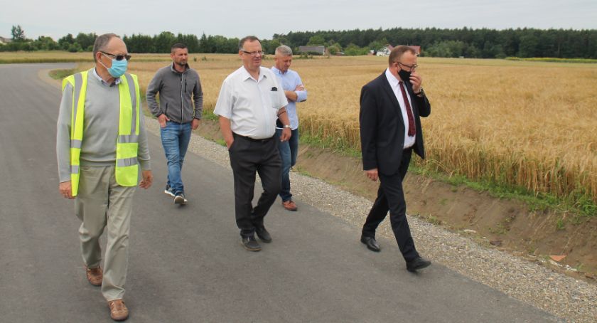 Inwestycje na drogach powiatu. Droga i chodnik oddane 