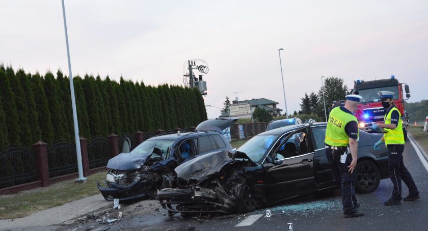 Pięć osób trafiło do szpitali po zderzeniu trzech aut
