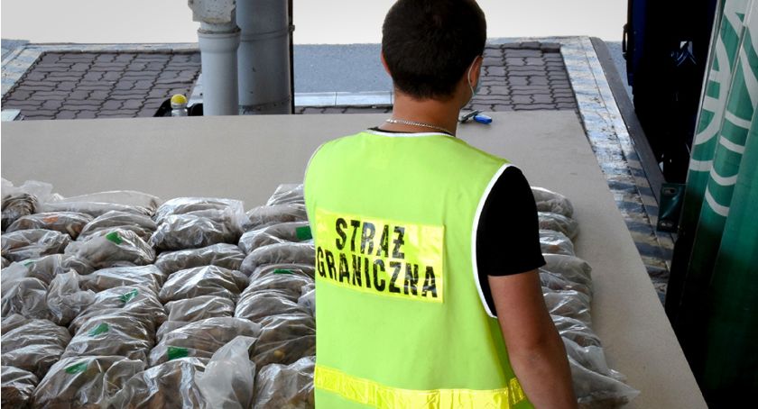 Bursztyn ukryty był w transporcie płyt. 