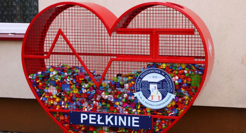 Wielkie czerwone serce przed szkołą w Pełkiniach