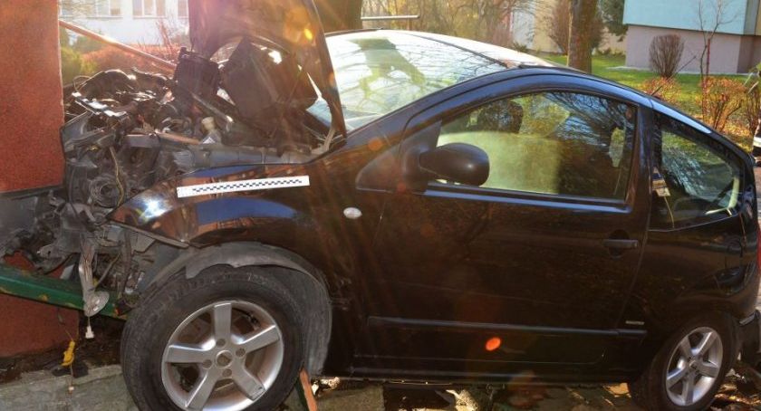 Wjechał citroenem na schody prowadzące do bloku