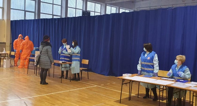 W poniedziałek 11 stycznia rozpoczęły się badania przesiewowe nauczycieli klas I-III szkół podstawowych na obecność SARS-CoV-2. Badania potrwają do 15 stycznia. Tylko w poniedziałek przebadało się 174 nauczycieli z jarosławskich szkół.