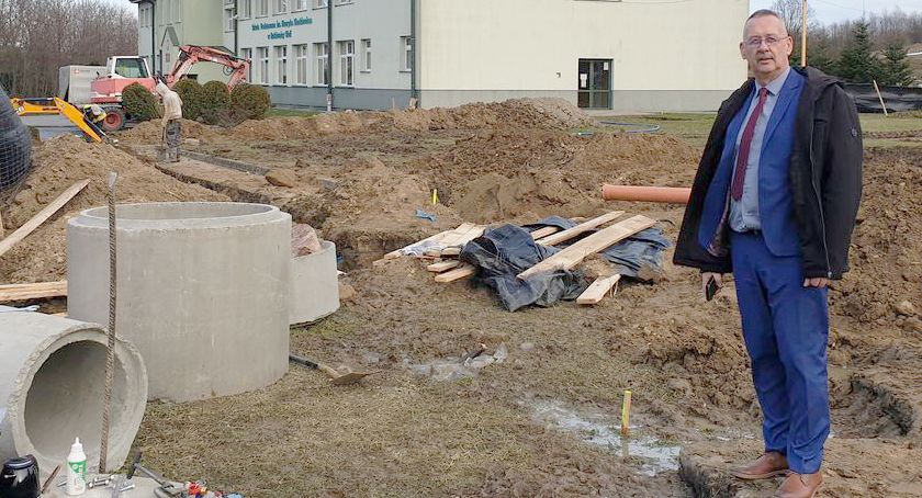 Rozpoczęły się prace ziemne związane z budową hali sportowej przy szkole w Rokietnicy Woli.