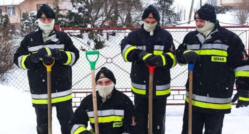 Strażacy z Rudołowic ruszyli z pomocą na przekór zimie