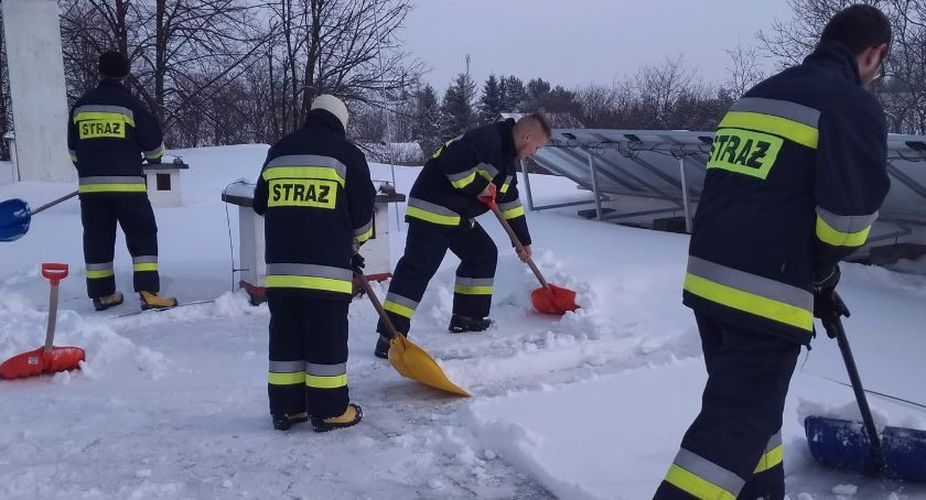 Strażacy z Rokietnicy pomogli odśnieżyć 