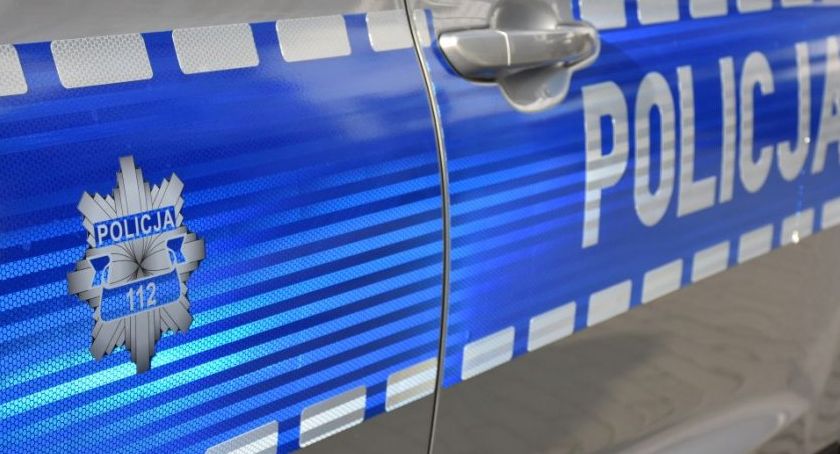 Pijany kierowca schował się w tujach przy sklepie 