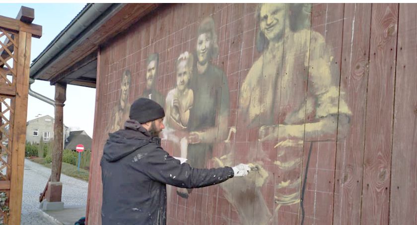 Na ścianie drewnianego domu w Pruchniku powstał mural. Projekt „Cichy Memoriał” 