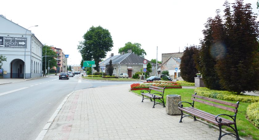 Brak ławek przy drodze do szpitala