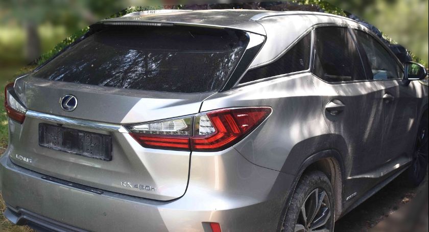 Skradziony w Szwecji lexus stał na przydrożnym parkingu 
