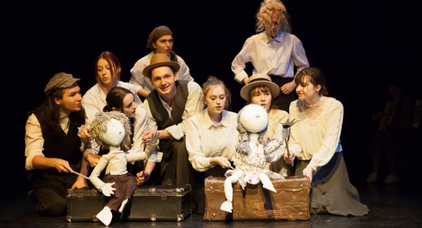 W ramach XI Przeglądu Teatrów NA DZIEDZIŃCU w piątek: Latający Teatr Kantorów, Plaster i Teatr Fieter