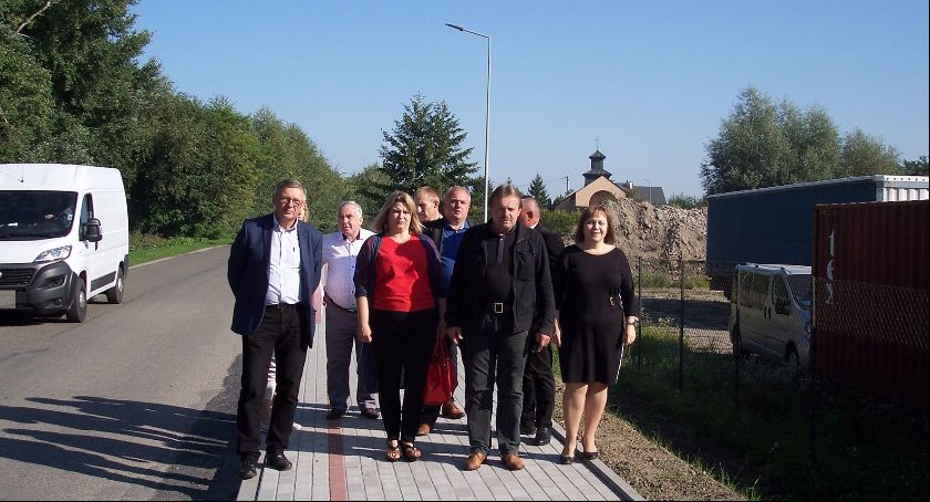 Nowe chodniki przy drogach powiatowych