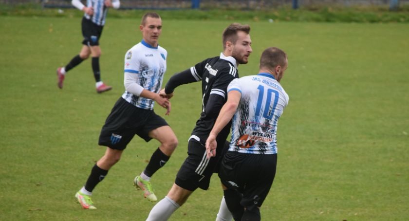 JKS zremisował z LKS Czarni Trześń 0:0. Beniaminek 4. ligi wywiózł z Jarosławia swój pierwszy punkt. 