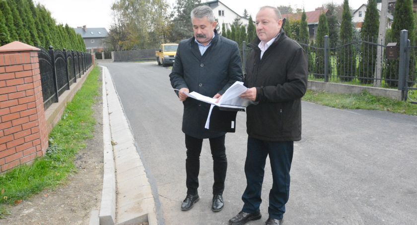 Wójt gminy Pawłosiów Mariusz Reń i kierownik referatu inwestycji Jerzy Kubicki.  
