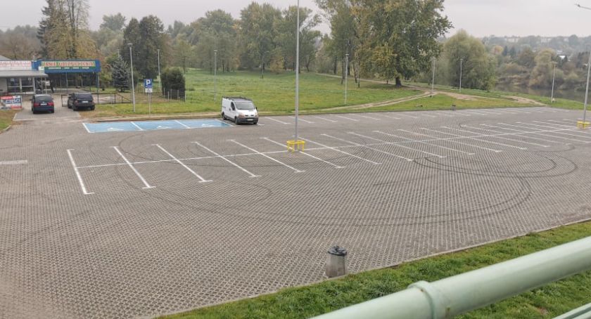 Parking nad Sanem przez cały dzień jest pusty, młodzież przyjeżdża tu wieczorem. 