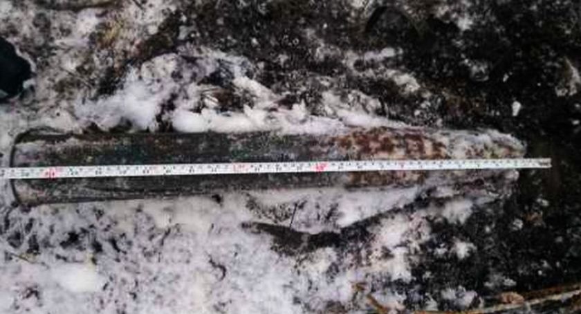 Skorodowany pocisk artyleryjski o długości 65 cm i średnicy 9 cm.