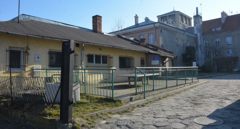 Miejski parking zamiast podwórka i „Kuźni”? Co powstanie pod oknami mieszkańców kamienic? 