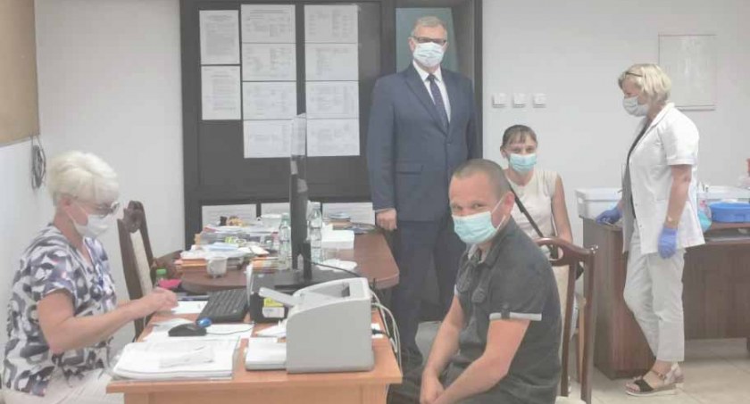 Punkt szczepień zorganizowany podczas sierpniowego festynu w Chłopicach.