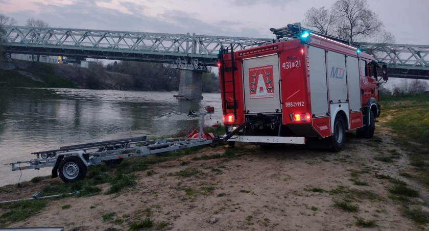 Straż pożarna przetransportowała mężczyzn na brzeg
