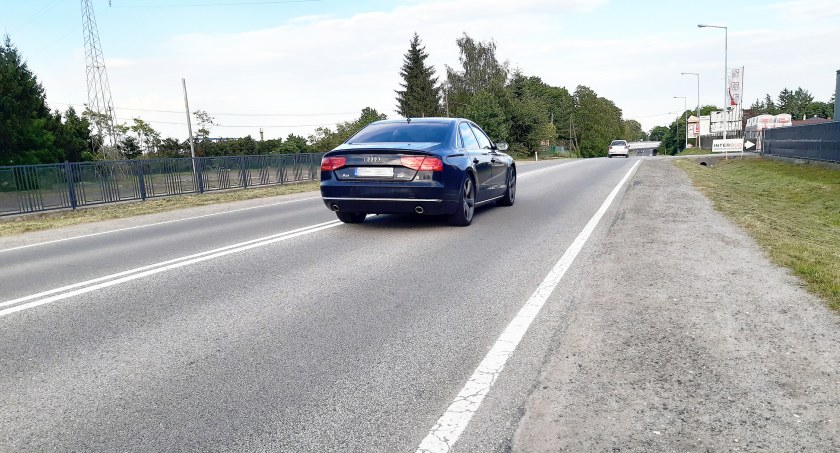 Na długim odcinku ulicy Krakowskiej nie ma chodnika. 