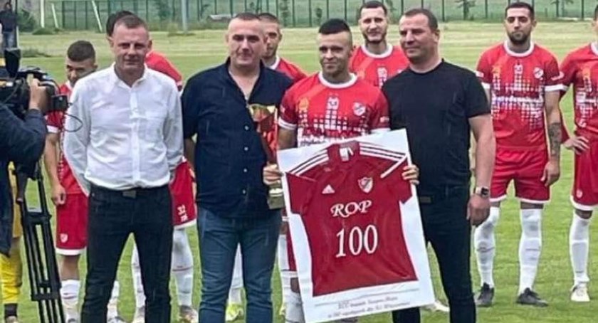 Przed spotkaniem z Sokołem zarząd KS Wiązownica uhonorował Kacpra Ropa, który jest już najskuteczniejszym zawodnikiem w historii klubu