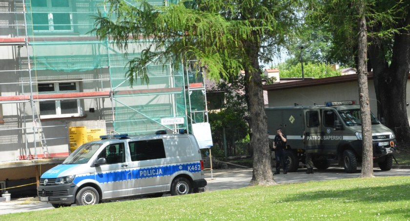 Policja zabezpieczyła teren wokół budynku.