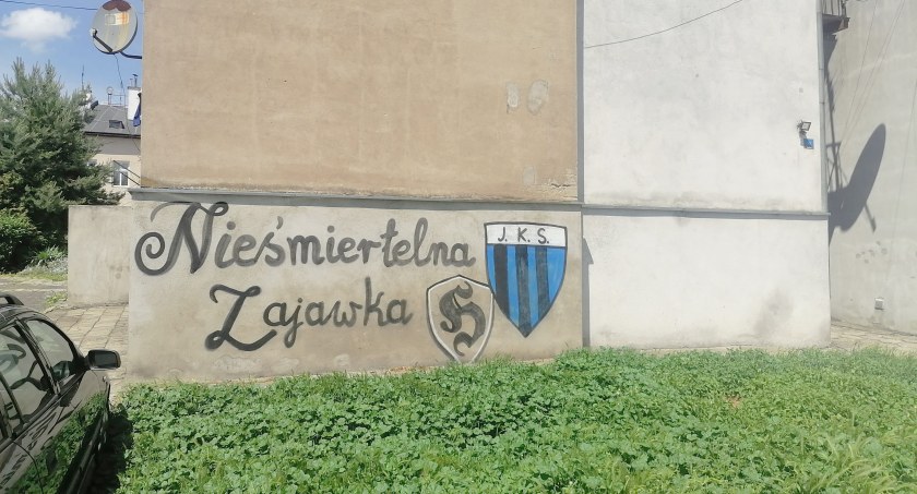 Zniszczona elewacja jednej z kamienic.
