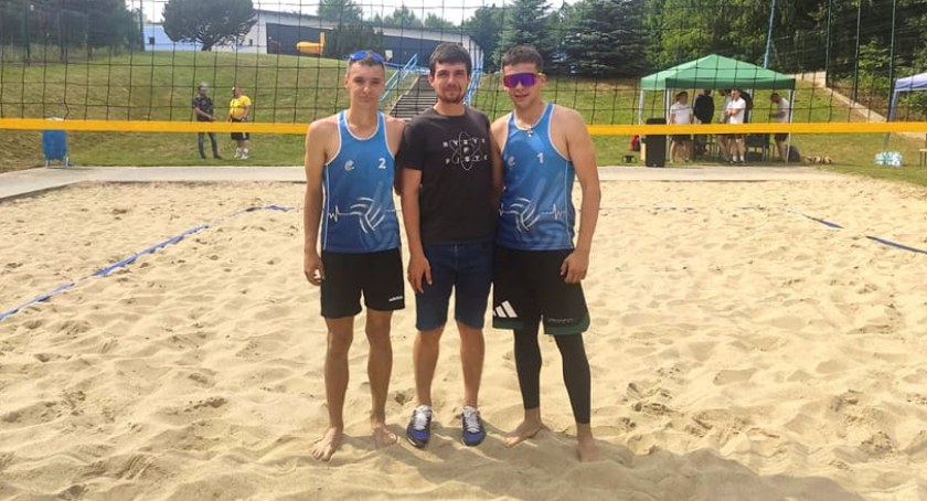 Zawodnicy TKS Żagiel (1. M.Bąk, 2 M.Boratyn) podczas turnieju w Ropczycach. W środku trener Michał Smelik.