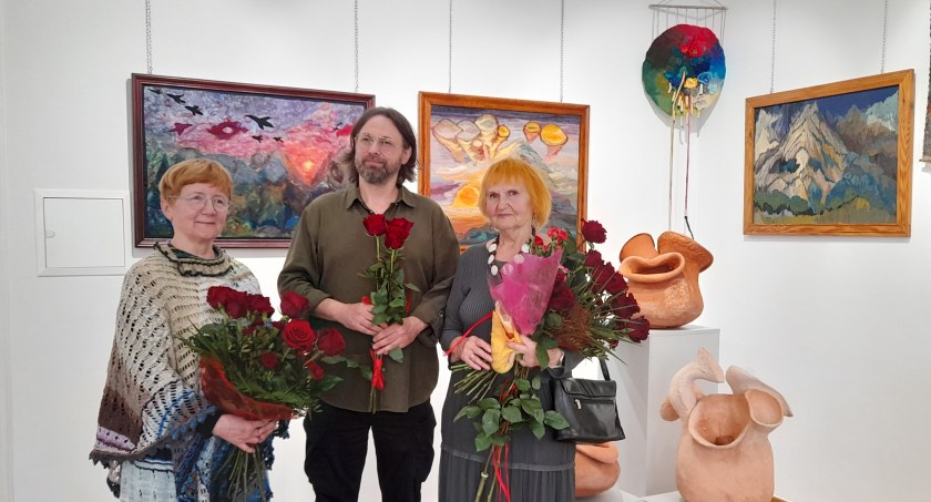 Maria Piśko (od lewej), Tymon Wodnicki i Helena Płoszaj-Wodnicka podczas wernisażu wystawy „Inspiracje, Impresje, Imaginacje” w Galerii Głównej u Attavantich w Jarosławiu.