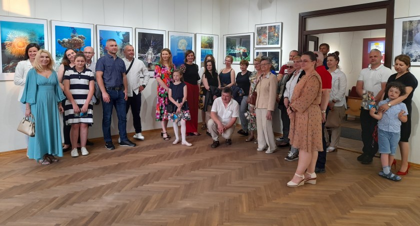 Piotr Kliszcz, autor wystawy „Podwodny świat – moja pasja” fotografuje od siódmego roku życia, zaś nurkuje od dwudziestu lat.