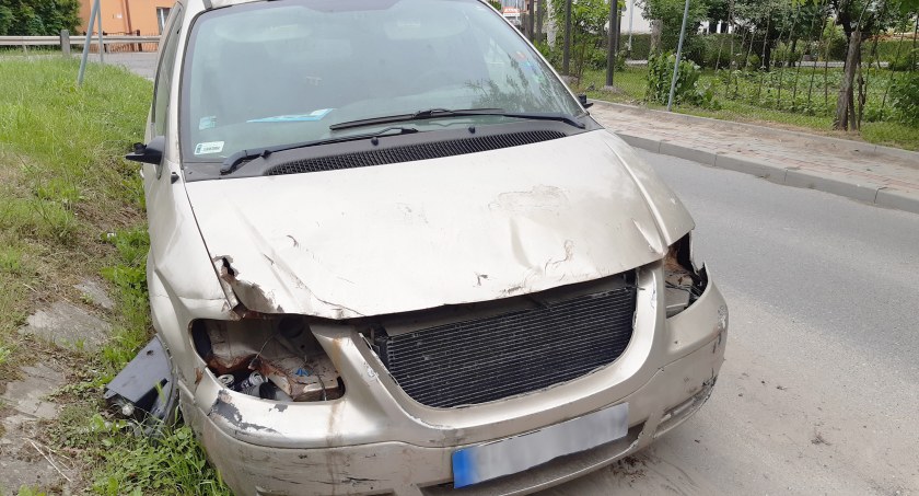 Szrot na ulicy nikomu nie przeszkadza. Służby tłumaczą, że w tej sprawie nie ma podstaw do interwencji  