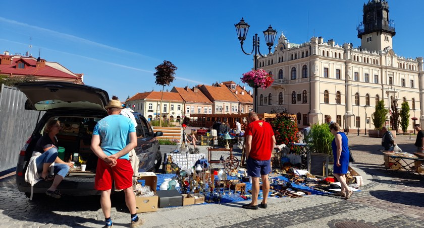 Pchli Targ na jarosławskim Rynku. Raj dla miłośników staroci i rzeczy z drugiej ręki
