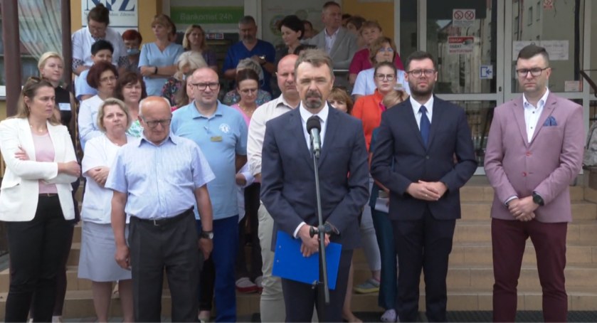 Dyrektor Grzegorz Jedynak nie zgadza się z odwołaniem i zarzutami starosty. Zagłosuj, czy jesteś za odwołaniem