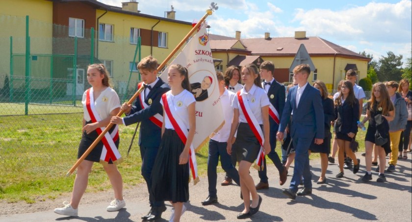 Przemarsz społeczności szkolnej do kościoła parafialnego w Manasterzu. 