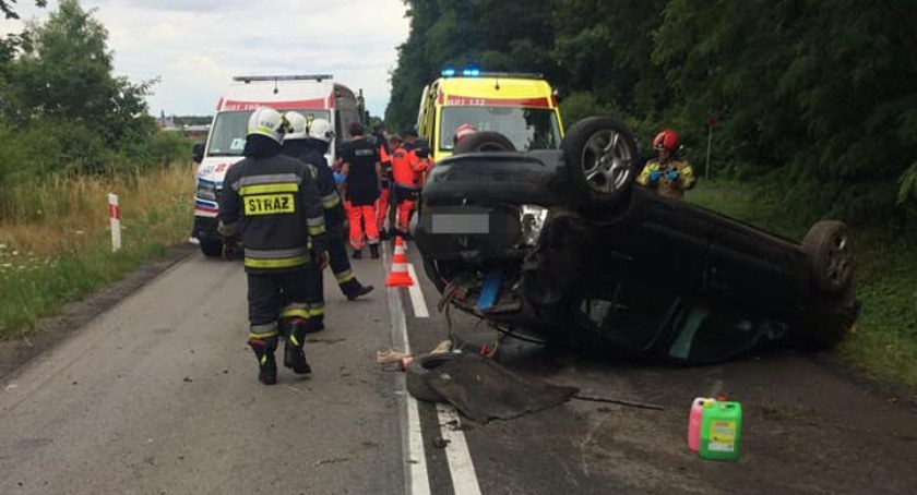 Kolejne dachowanie samochodu, tym razem w Leżachowie