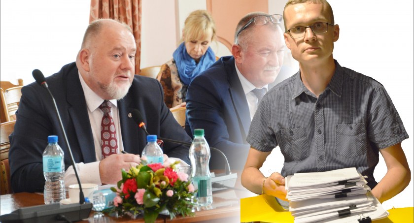 Na zdjęciu: Radny Piotr Kozak z plikiem protokołów opisujących sprawy, w których doradza burmistrzowi konsultant z Łodzi.  