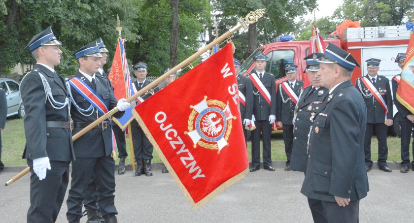 Na zdjęciu przekazanie sztandaru. 