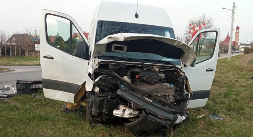 Na zdjęciu autorstwa asp. szt. Mirosława Laska rozbity mercedes.  