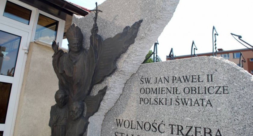 Pomnik Jana Pawła II przy kościele Chrystusa Króla w Jarosławiu. FOT. Hubert Lewkowicz 