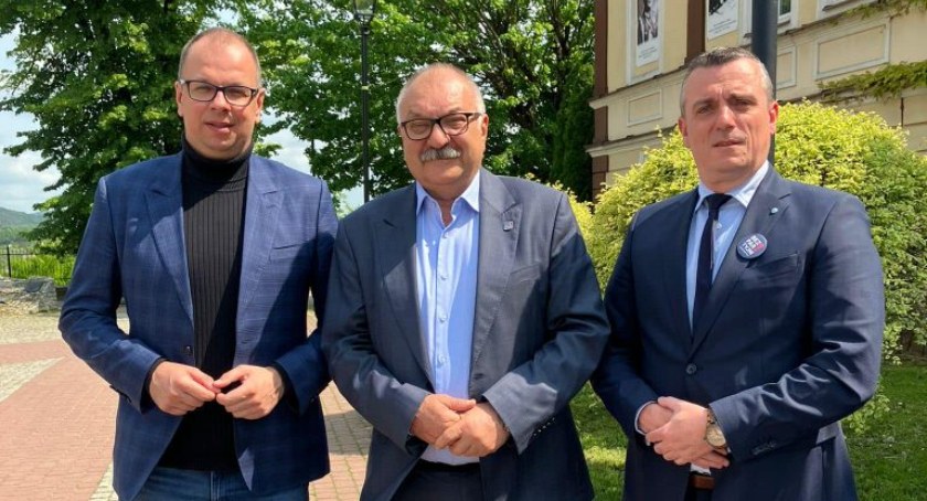 Na zdjęciu (od prawej): Paweł Frankiewicz, Cezary Przybylski, marszałek Dolnego Śląska oraz Wojciech Bakun, prezydent Przemyśla. 