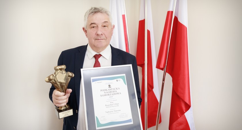 Na zdjęciu: Starosta Przeworski Bogusław Urban ze statuetką. 