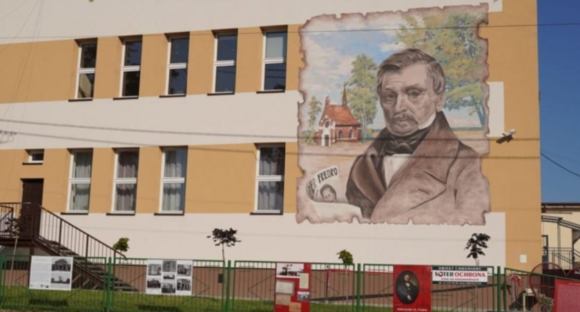 Mural Aleksandra Fredry w Surochowie 