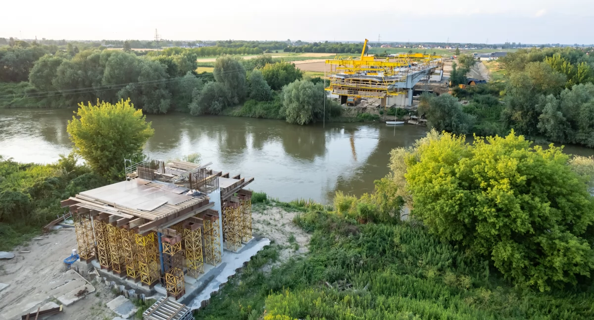 Samorząd, wyglądają prace budowie drugiego mostu Sanie (FOTO) - zdjęcie, fotografia