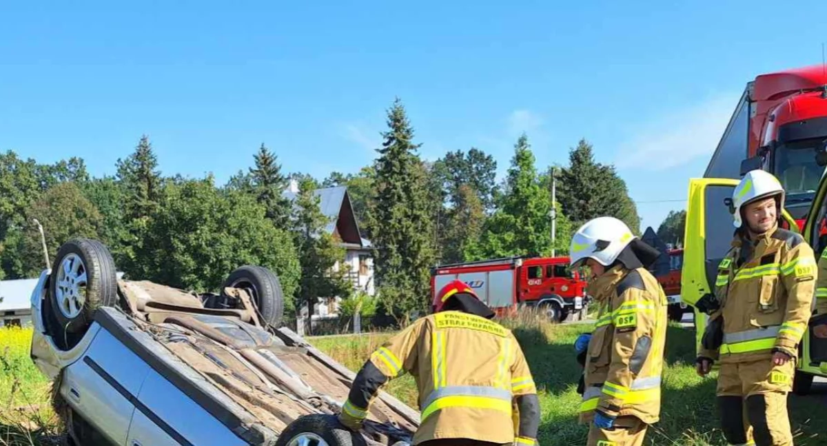 Zdarzenia, Zderzenie dwóch Mołodyczu Jeden samochód dachował - zdjęcie, fotografia