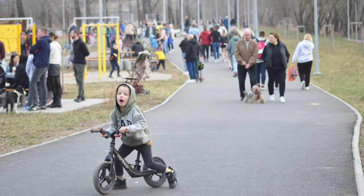 Styl życia, Piękna pogoda zachęciła spędzenia popołudnia bulwarach Sanem Jarosławiu - zdjęcie, fotografia