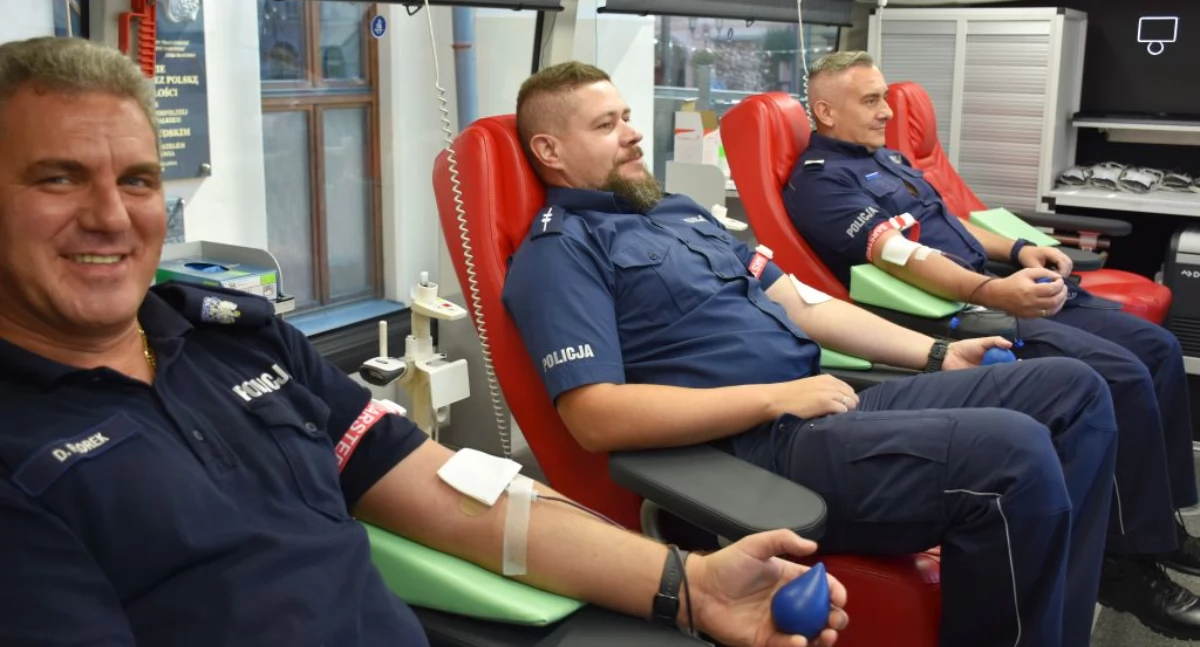 Akcje, Policjanci włączyli honorową akcję krwiodawstwa Jarosławiu - zdjęcie, fotografia