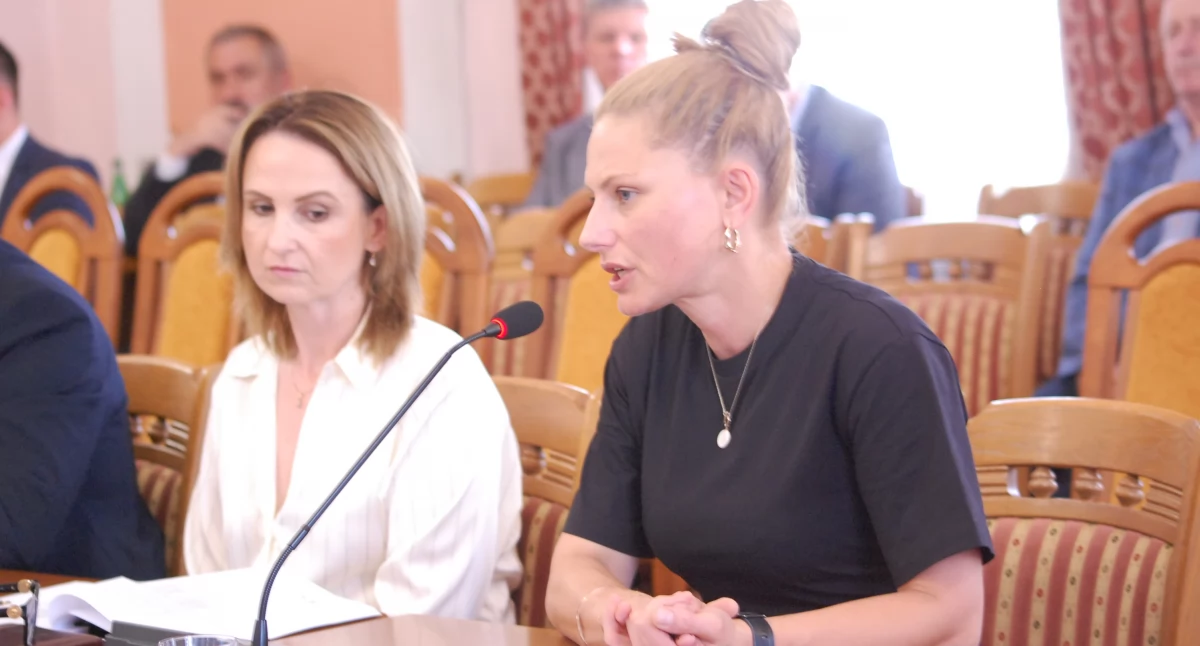 Od lewej: Patrycja Lachnik (dotychczasowa wiceburmistrz) i obecna wiceburmistrz Magdalena Lehnart. Fot. Ewa Kłak-Zarzecka