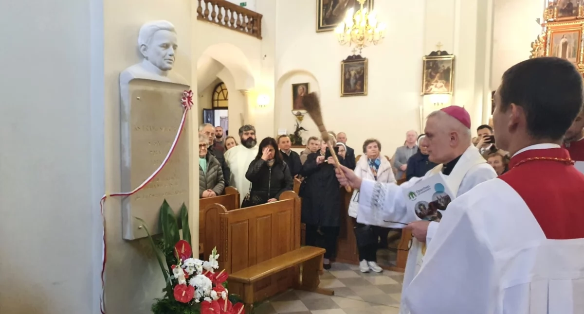 Religia, Odsłonięto popiersie Franciszka Rząsy twórcy hospicjum Jarosławiu - zdjęcie, fotografia